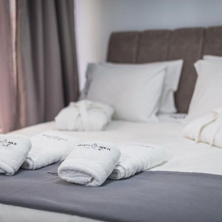 Iguana Gold Luxury Suites 1Min From Ermou Str Афины Экстерьер фото
